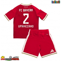 Camisa de Futebol Bayern Munich Dayot Upamecano #2 Equipamento Principal Infantil 2026-27 Manga Curta (+ Calças curtas)